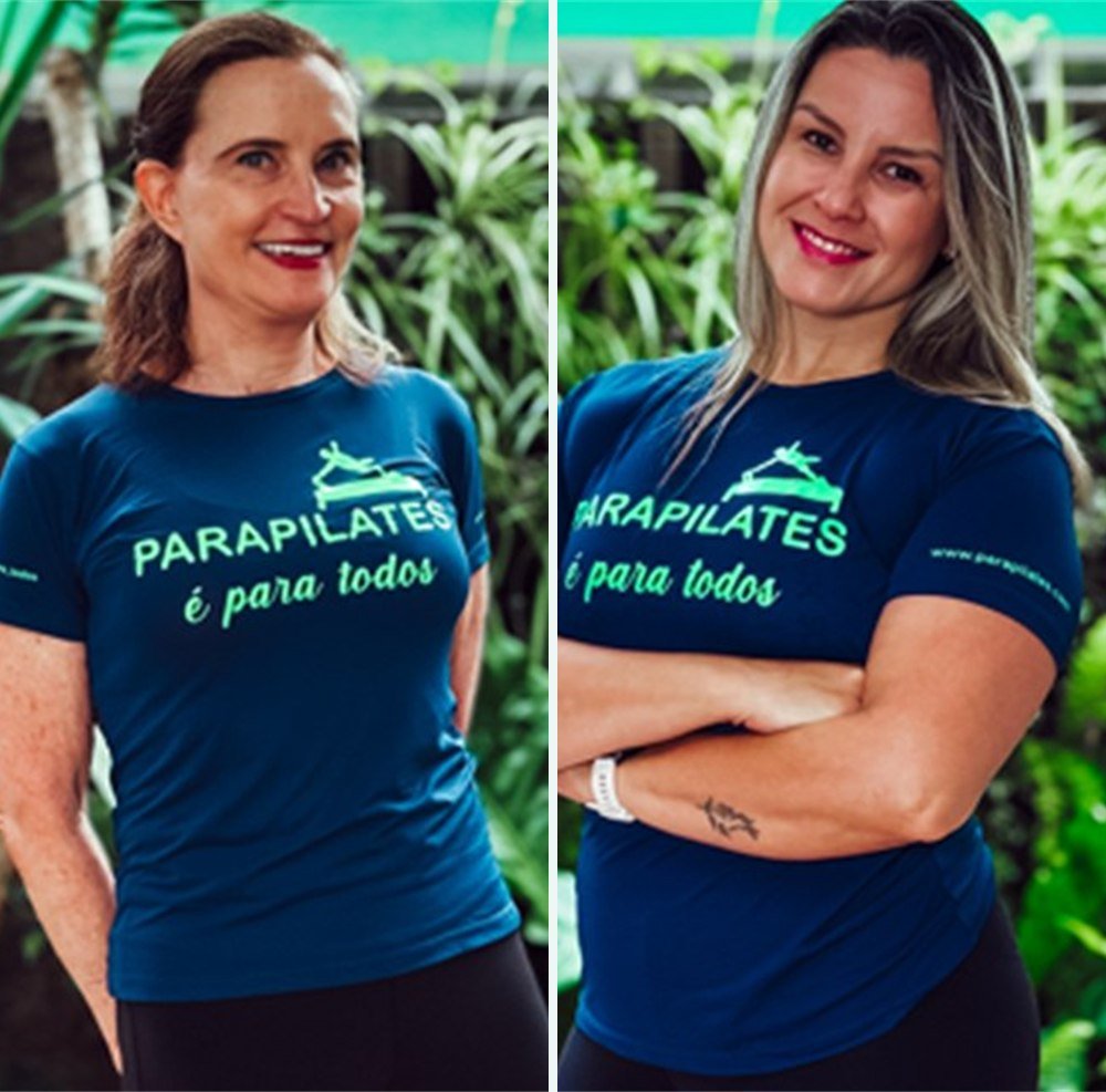 Martha Arno e Vânia Cruz, formadoras da Parapilates, de camiseta azul-marinho com o lema “Parapilates é para todos”.